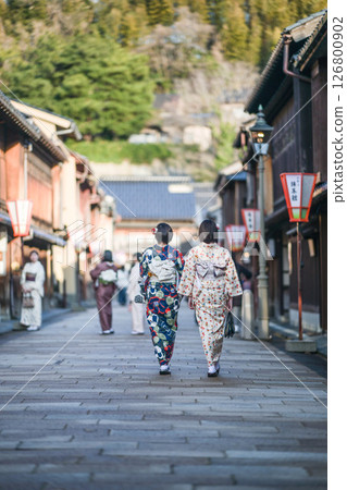 Kimono girls walking around Higashi Chaya district Kimono girls walking around Higashi Chaya district 126800902