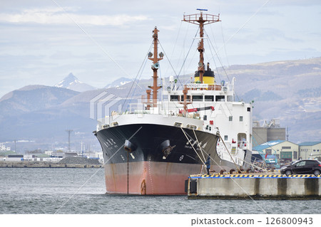 春天，貨船停靠在北海道函館市函館港碼頭的照片 126800943