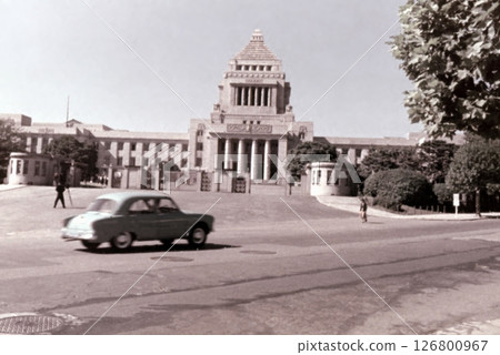 舊照片：1956年，東京，國會議事堂前 126800967