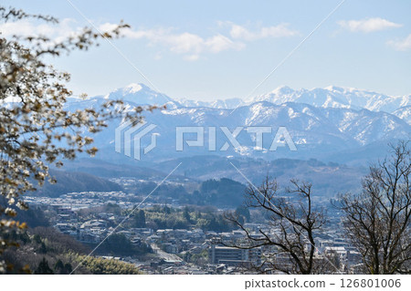 Cherry blossoms bloom in Kanazawa with snow-capped mountains in the background Cherry blossoms bloom in Kanazawa with snow-capped mountains in the background 126801006