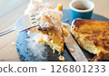 Eat French toast with honey 126801233