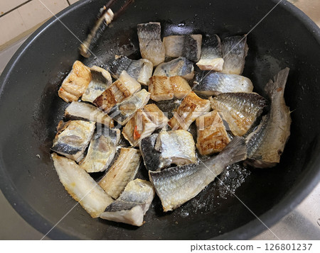 拍攝媽媽在廚房裡煎台灣特色小吃飛魚乾 126801237