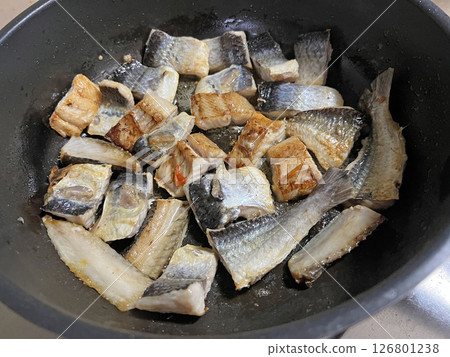 拍攝媽媽在廚房裡煎台灣特色小吃飛魚乾 拍攝媽媽在廚房裡煎台灣特色小吃飛魚乾 126801238