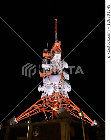 仰望稻佐山頂上燈火通明的無線電塔(長崎縣長崎市) 仰望稻佐山頂上燈火通明的無線電塔(長崎縣長崎市) 126801549
