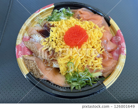 拍攝一份用料豐富的鮭魚丼飯餐盒 拍攝一份用料豐富的鮭魚丼飯餐盒 126801649