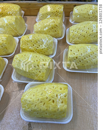 在超市裡拍攝去皮後包裝好的鳳梨 在超市裡拍攝去皮後包裝好的鳳梨 126801738