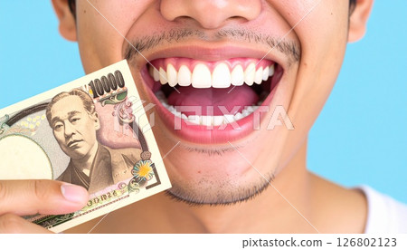 一個男人拿著錢笑 126802123