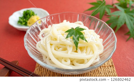 Somen served in a glass bowl 126802462