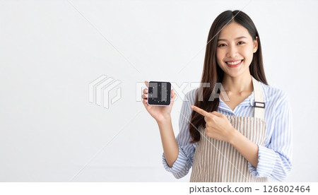 一位繫著圍裙、手裡拿著廚房計時器的女士 126802464