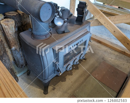 一個壁爐 126802583