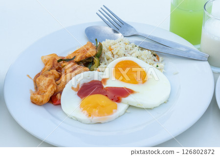 早晨在海灘飯店享用早餐 126802872