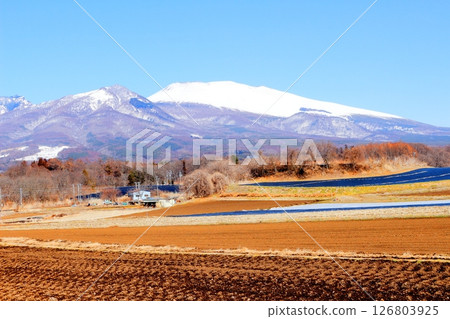 三月白雪皚皚的淺間山 信州的群山 信州的風景 三月白雪皚皚的淺間山 信州的群山 信州的風景 126803925