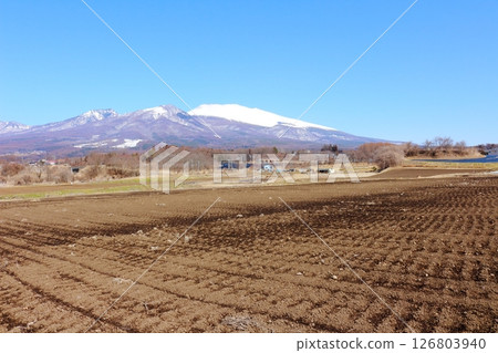 三月白雪皚皚的淺間山 信州的群山 信州的風景 126803940