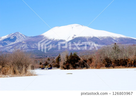 三月白雪皚皚的淺間山 信州的群山 信州的風景 126803967