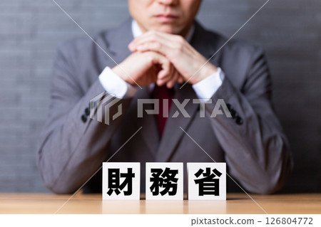 一位身穿西裝、戴著財政部標誌的中年男性商人 126804772