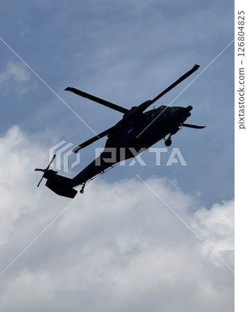 日本陸上自衛隊直升機起飛。 UH60 126804825