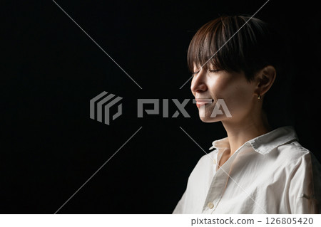 深色背景中的女人 126805420