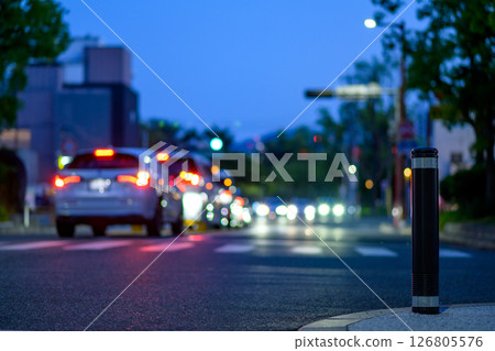 人行道上的汽車擋車器和夜間擁擠的十字路口 - 護柱 人行道上的汽車擋車器和夜間擁擠的十字路口 - 護柱 126805576
