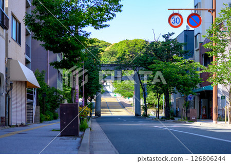 福岡市中央區荒戶西公園入口的景色。道路整修中的西公園前鳥居 126806244