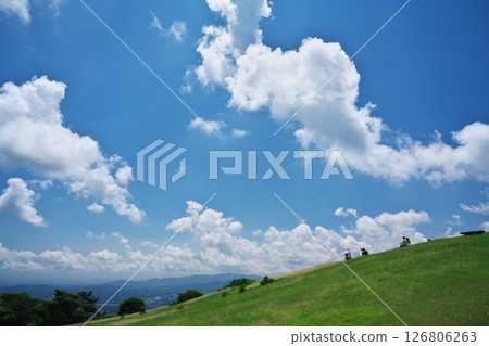 Aoyama Plateau in early summer: A view of white clouds and blue skies from Maruyama Grassland Aoyama Plateau in early summer: A view of white clouds and blue skies from Maruyama Grassland 126806263