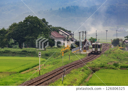從遠野車站出發的列車抵達下一站綾織站。 126806325