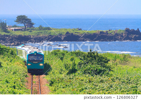 A sightseeing train on the Gono Line that runs through Omagoe, a scenic spot on the Sea of Japan 126806327