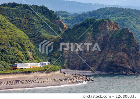 我拍攝了從汐見崎出發沿著日本海行駛的五能線旅遊列車的照片 126806333