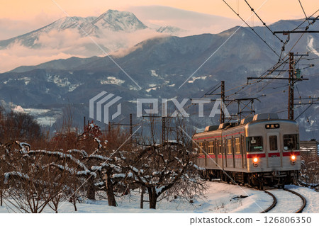 傍晚時分，長野電鐵以妙高山為背景，駛向湯田中方向 126806350