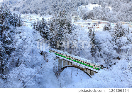 只見線柴油列車穿越積雪的新宮下橋 126806354