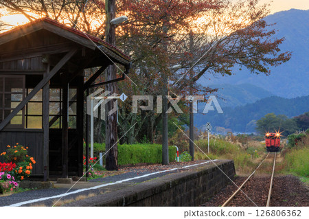 若狹鐵道的四季：初冬落葉的阿部站 126806362