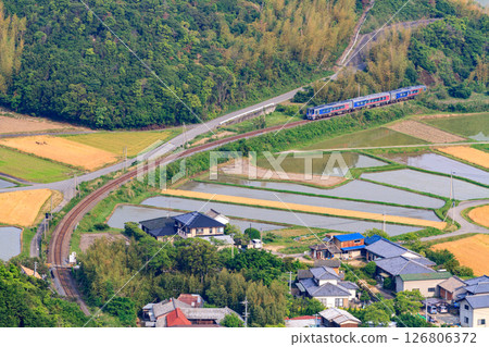 從四國大阪嶺的滑翔場地俯瞰沿著稻田而行的高松德川線 126806372