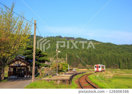 晴朗天空下，由利高原鐵路柴油列車駛離黑澤站 126806386