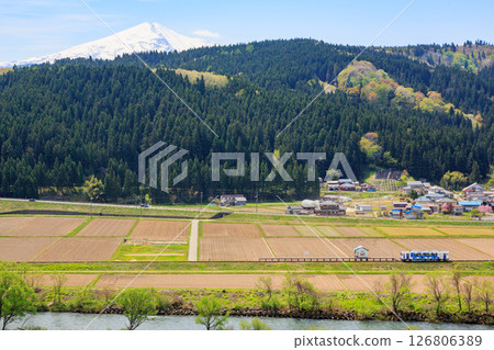 Overlooked by Mt. Chokai, the Yuri Kogen Railway arrives at Yoshizawa Station in the fields. Overlooked by Mt. Chokai, the Yuri Kogen Railway arrives at Yoshizawa Station in the fields. 126806389