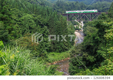 盛夏時節，只見線穿越滝屋事鐵道橋 126806394