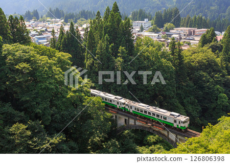 夏季穿越新宮下橋的只見線柴油列車 夏季穿越新宮下橋的只見線柴油列車 126806398