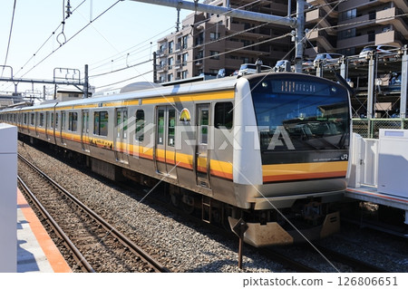 開往立川方向的南武線列車抵達矢川站 126806651
