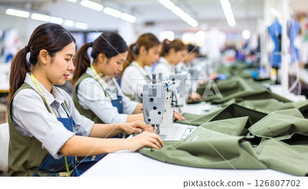 一名婦女用縫紉機製作帆布製品 一名婦女用縫紉機製作帆布製品 126807702