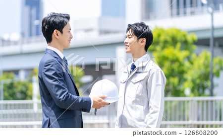 一名商人腋下夾著一頂頭盔 一名商人腋下夾著一頂頭盔 126808200