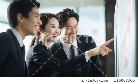 微笑的業務團隊對銷售業績感到興奮 微笑的業務團隊對銷售業績感到興奮 126808300