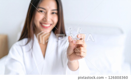 女性佩戴號嘴矯正 126808360