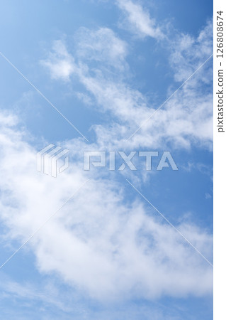 初夏的天空藍天天空六月垂直照片 126808674