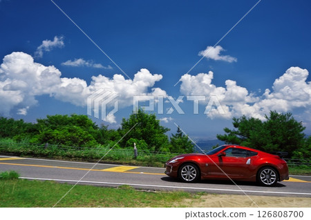 初夏的青山高原，一輛紅色的Fairlady Z行駛在藍天白雲下 126808700