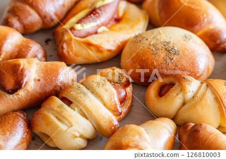 新鮮出爐的自製麵包 126810003