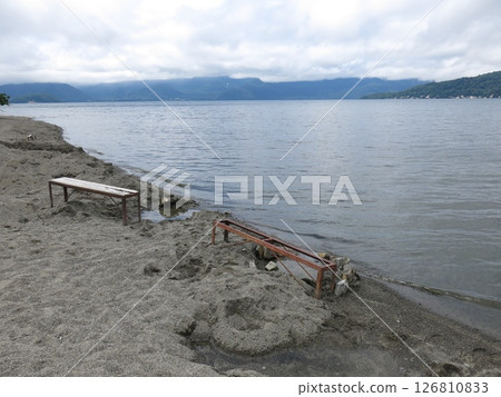 The open-air bath and foot bath are dug on the shore of Lake Kussharo. 126810833