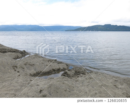 The open-air bath and foot bath are dug on the shore of Lake Kussharo. 126810835