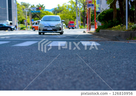一輛汽車試圖通過沒有交通號誌的人行橫道 126810956