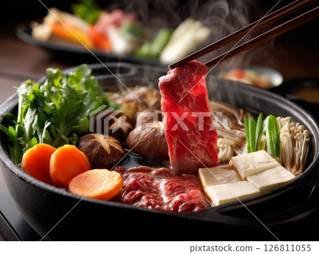 用筷子夾起和牛壽喜燒 126811055