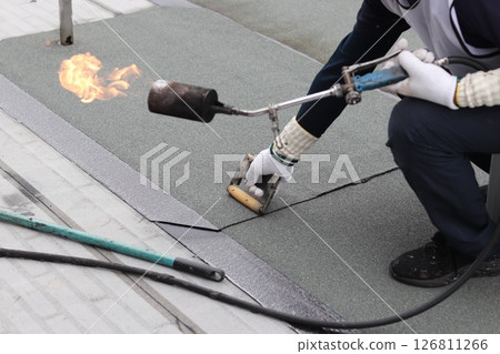 Bonding the joints of asphalt sheets Bonding the joints of asphalt sheets 126811266