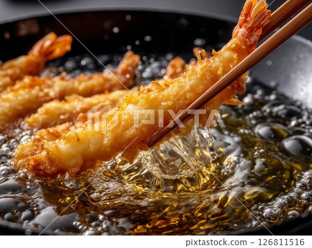 新鮮炸蝦天婦羅，酥脆的麵糊和熱騰騰的烹飪場景 126811516