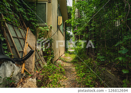 Cluttered back streets [Matsumoto City] 126812694